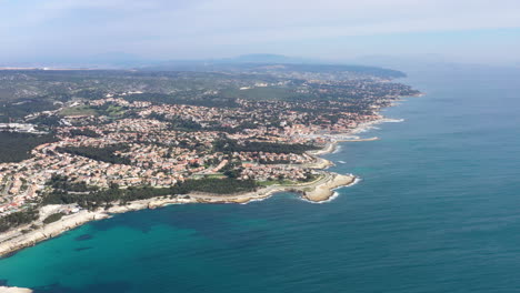 Große-Luftaufnahme-Blaue-Küste-Mittelmeer-Frankreich-Sausset-Les-Pins-Touristisch